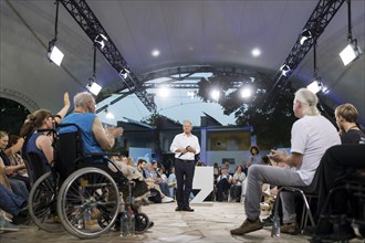 Olaf Scholz (Chancellor of the Federal Republic of Germany, SPD) surrounded by guests at the