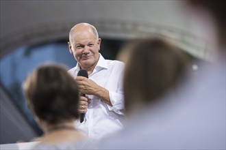 Olaf Scholz (Chancellor of the Federal Republic of Germany, SPD) surrounded by guests at the