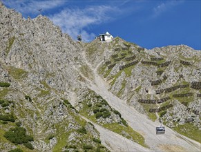 Cable car of the Hafelekarbahn of the Innsbrucker Nordkettenbahnen to the Hafelekar, mountains of