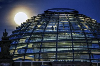 Full moon on the dome of the Reichstag, 16 October 2024, Berlin, Berlin, Germany, Europe