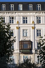 Neoclassical house façade with stucco decorations and a projecting bay window, Nørreport,