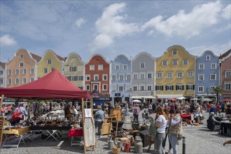 Flea market on the Upper Town Square, late baroque row of houses at the back, Schärding, Upper