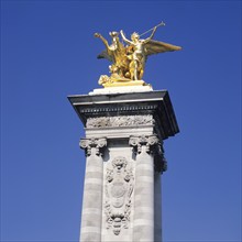 Der geflügelte Pegasus der von einer Fama, der Göttin des Ruhmes, gezügelt wird, Pont Alexandre