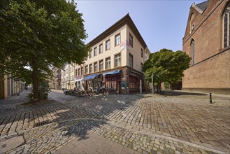 Corner building with the Pizzeria Pinocchio and Kreuzherrenkirche on Ratinger Straße in the