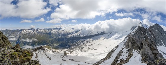 Mountain panorama with snow-covered mountain peaks and valley Zemmgrund, glaciated summit Großer