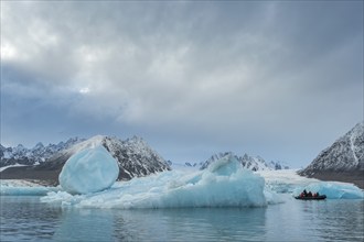 Dinghy with tourists, icebergs in front of glacier, -edge of Monacobreen, Liefdefjord, Woodfjord