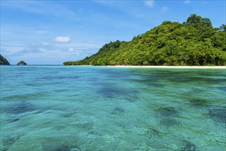 Turquoise sea off the island of Ko Rot Yai, ocean, Andaman Sea, lonely, uninhabited, water,