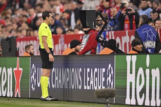 Referee Juan Martinez Munuera in the review area, VAR, video assistant referee, video evidence,