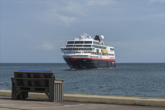 Passenger ship Maud, Hurtigruten Expeditions in the roadstead off the offshore island of