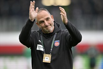 Coach Frank Schmidt 1. FC Heidenheim 1846 FCH claps his hands in encouragement, UEFA Conference