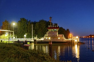 Night-time operation of the Stralsund canal ferry, at the Fährstraße jetty on the south side of the