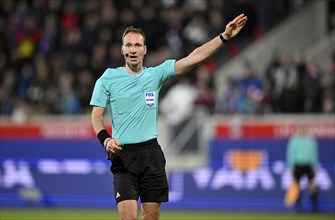 Referee Bastian Dankert, gesture, gesture, Voith-Arena, Heidenheim, Baden-Württemberg, Germany,