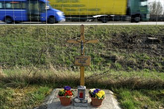 Wayside cross, Materl, memorial cross with flowers in memory of victims of traffic accident, fast