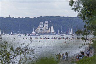 Sailing ships, sailing boats, spectators standing in the water, Kieler Woche, Falckenstein Strand,