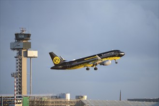 Düsseldorf International Airport, DUS, aeroplane on take-off, Eurowings Airbus A320-214, Borussia