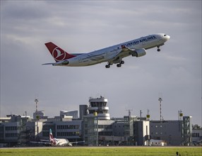 Turkish Airlines, Airlines A330-200, TC-JIT, on take-off at Düsseldorf International Airport, air