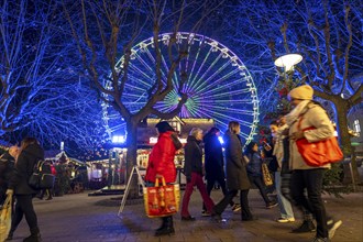 Pre-Christmas season, Christmas market in the city centre of Essen, Kettwiger Straße, Ferris wheel,