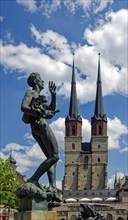 Figure of the Göbel Fountain by sculptor Bernd Göbel and Market Church of Our Lady, Hallmarkt,