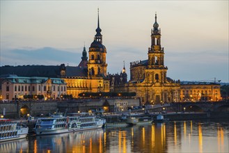 Panorama over the Elbe, from left to right: Academy of Fine Arts, Bruehl's Terrace, Sekundogenitur,