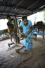 Sri Lankan woman weave coconut fibres into a rope, Matale, Central Province, Sri Lanka, Asia