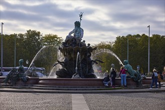 Neptune Fountain backlit, Spandauer Straße, Berlin, capital city, independent city, federal state