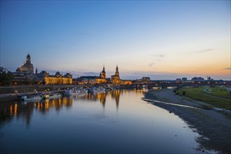 Panorama over the Elbe, from left to right: Academy of Fine Arts, Bruehl's Terrace, Sekundogenitur,