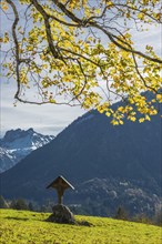 Field cross with the Trettachtal valley behind it, Oberstdorf, Oberallgäu, Bavaria, Germany, Europe