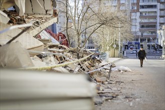 Mann in der vom Erdbeben zerstoerten Stravüe in Pazarcik, 21.02.2023