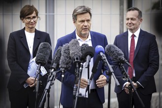 (L-R) Bettina Stark-Watzinger, Bundesministerin fuer Forschung und Bildung, Robert Habeck,