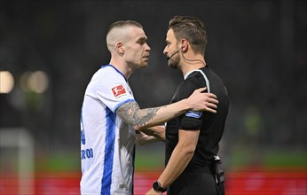 Referee Referee Daniel Schlager, gestures, gesture, in discussion with Thomas Isherwood SV