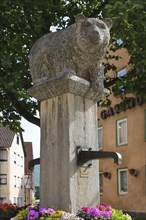 Bärenbrunnen, stone figure, sculpture, sculpture, at the back of the former Bären inn, Eningen