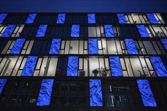 Night shot of Bülow Carré façade, building with near-surface concrete core temperature control from