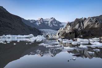 Reflection in the Svínafellslon glacier lagoon with ice floes, Svínasfellsjökull glacier tongue,