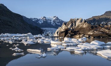 Reflection in the Svínafellslon glacier lagoon with ice floes, Svínasfellsjökull glacier tongue,