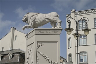 Monument to Henry the Lion, Old Town Market, Schwerin, Mecklenburg-Vorpommern, Germany, Europe