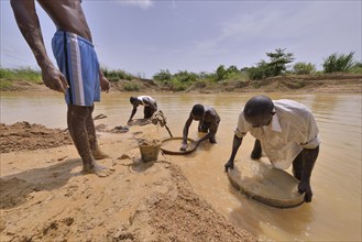 Diamond hunters searching for diamonds in a mine with sieves and shovels, near Koidu, Koidu-Sefadu,