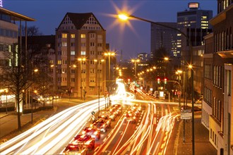 Evening city centre traffic in Essen, large intersection of Bismarckstrasse, B224, Friedrichstrasse