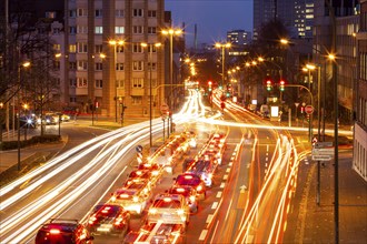 Evening city centre traffic in Essen, large intersection of Bismarckstrasse, B224, Friedrichstrasse