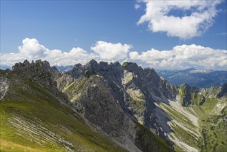 Panorama from the Großer Daumen (2280m) to the Daumengruppe with Wengenköpfe to the Nebelhorn