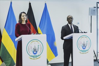 (L-R) Annalena Baerbock (Buendnis 90 Die Gruenen), Bundesaussenministerin, und Vincent Biruta,