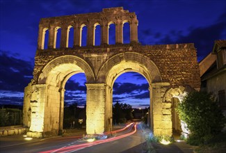 Roman city gate Porte d'Arroux, blue hour, blue hour, Autun, Département Saône-et-Loire, Region