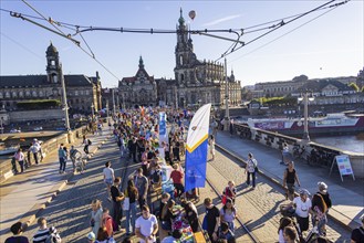 Dresden eats colourfully on Augustusbrücke and Schlossplatz. The motto of this year's banquet is