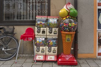 Candy vending machine in front of a supermarket, Nuremberg, Middle Franconia, Bavaria, Germany,