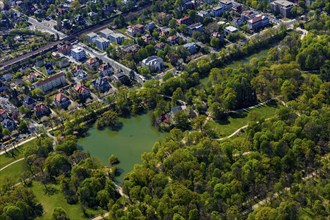 Large garden with Lake Carola