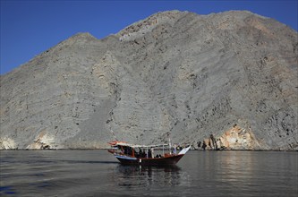 Dhow in the bays of Musandam, Shimm Strait, in the Omani enclave of Musandam, Oman, Asia