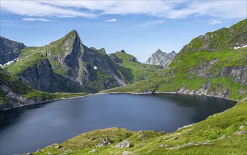 Lake Tennesvatnet and mountain landscape with rocky pointed peaks, Moskenesøya, Lofoten, Nordland,