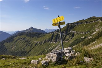 Mountain landscape, signpost with view to Hochwieskopf, Osterhorngruppe, Salzkammergut, Land