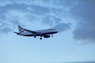 British Airways aircraft on approach, aeroplane, Gatwick Airport, London, England, Great Britain