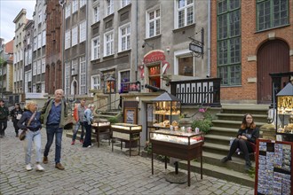 Tourists, alleyway trade with amber, Frauengasse, ul. Mariacka, Old Town, Gdansk, Pomeranian