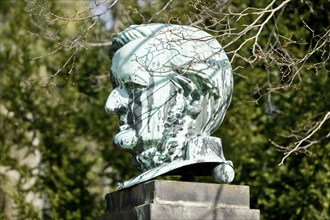 The monumental bronze bust of the composer, created by the sculptor Richard Guhr (1873-1956), is